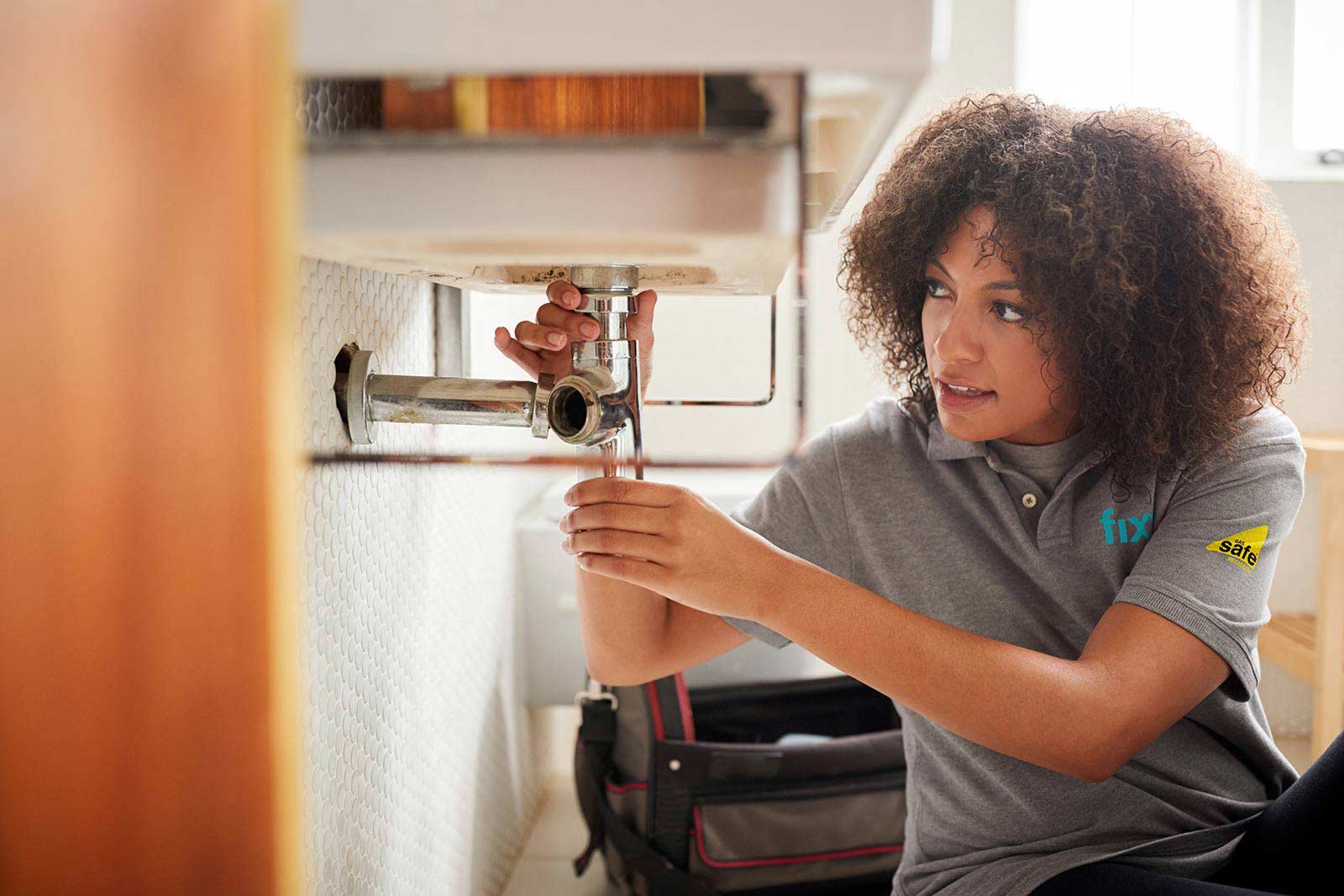 Fixx-Gas-Electrical-Plumbing-Repairs_PlumberFemale1